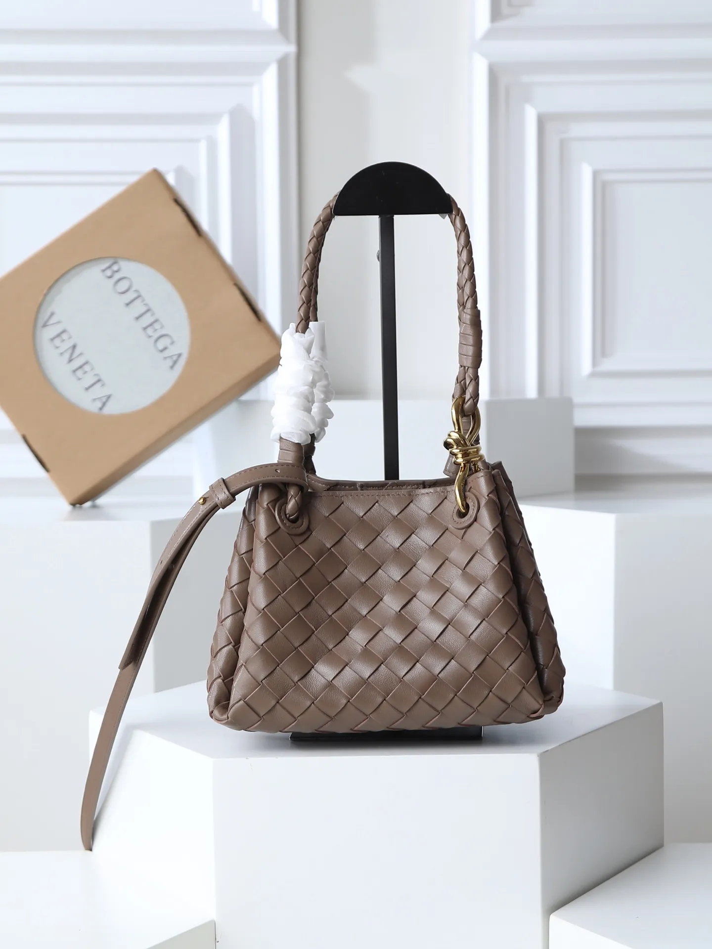 1250. Home B has a new product! Andiamo combines archive parachute handbags to inherit retro elements and integrate modern trends. The same style as Shu Qi's Night in Beijing. It is a continuation of the classic bag. It has three functions: hand carry, shoulder and cross-body. It is embellished with metal brass knot buckles. It is small and has an amazing capacity. It can easily hold all kinds of daily necessities with a box, sunglasses, small bottle, water powder, charger, and the upper body is versatile. Style number: 796569 Size: 21*17*16.5cm
